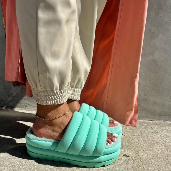 UGG Mint Green Fluffy Sandals Like New Condition. Beautiful! Fits like a 7-7.5. - Picture 9 of 11